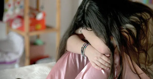 photo  les urgences accueillent davantage de femmes que d’hommes pour des gestes auto-infligés.  &copy;  illustration le courrier de l’ouest - marie delage 