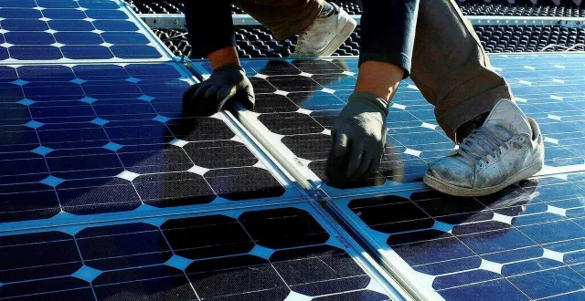 photo  un parc de près de 8 000 panneaux photovoltaïques pourrait voir le jour près du mans.  &copy;  archives fotolia 