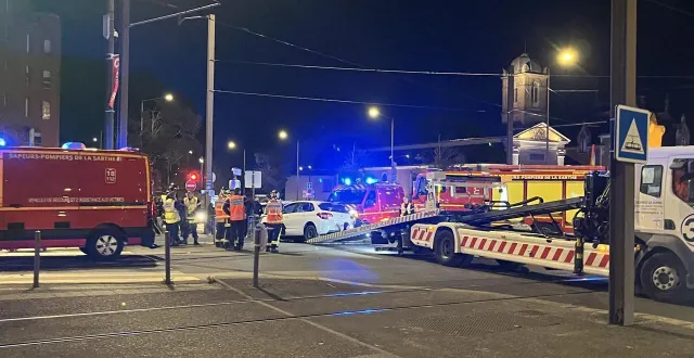 photo  impliquant deux voitures, un accident de la circulation s’est produit, vers 21 h, vendredi 10 octobre 2025, au niveau du 234, avenue jean-jaurès, au mans (sarthe).  &copy;  ouest-france 