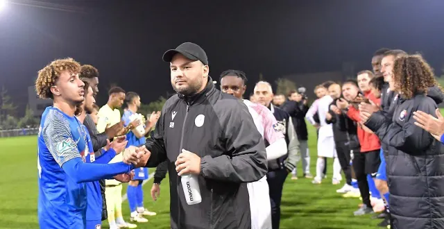 photo  félix legras et l’ag caen ont eu le droit à une haie d’honneur de la part du sm caen après leur élimination au cinquième tour de la coupe de france.  &copy;  guillaume marie 