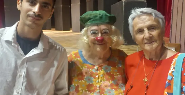 photo  mohamed, réfugié syrien, la comédienne franco-irlandaise mary, et anne goujon, présidente d’accueil et solidarité pour un toit, antenne de candé.  &copy;  co 