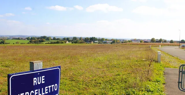 photo  sur ce vaste espace de la rue vercelletto, s’élèvera dans quelques années le futur centre d’incendie et de secours.  &copy;  le maine libre 