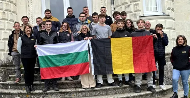photo  les élèves de la mfr au moment de leur départ avec les drapeaux bulgare et belge.  &copy;  mfr 
