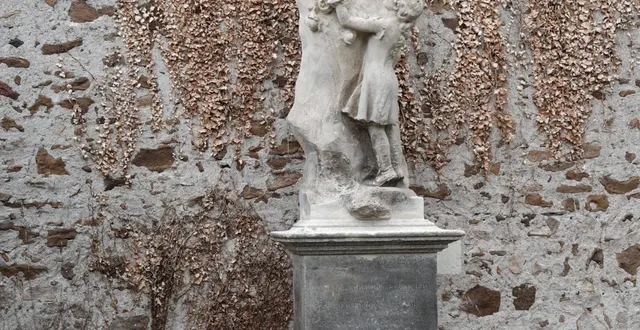 photo  c’est dans le square face à la salle des fêtes que la statue du docteur emery vient d’être installée.  &copy;  ouest-france 