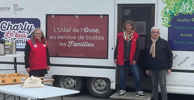 photo  le petit bus des familles a été accueilli par le maire à l’ouverture du marché, mercredi matin, pour trois semaines.  &copy;  ouest-france 