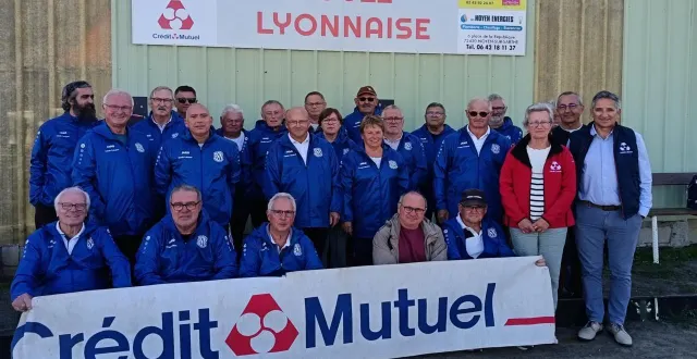 photo  les joueurs ont reçu de nouveaux coupe-vent subventionnés par le crédit mutuel.  &copy;  boule sportive de noyen 