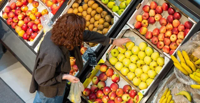 photo  le drive de l’hypermarché carrefour saint-serge à angers (maine-et-loire) a été rappelé à l’ordre par rapport à des erreurs de provenance de ses fruits et légumes.  &copy;  mathieu pattier / ouest france 
