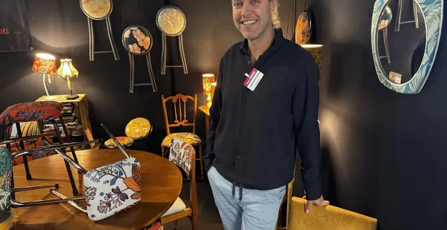 photo  tapissier upcycleur, antonin devaux-plu redonne vie à de vieilles assises avec des tissus colorés et festifs. la couleur fait son retour dans les intérieurs.  &copy;  ouest-france 
