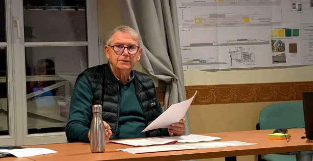 photo  dominique covemaeker, maire de marigné-laillé (sarthe), a présenté le dernier point de financement de la nouvelle école.  &copy;  ouest-france 