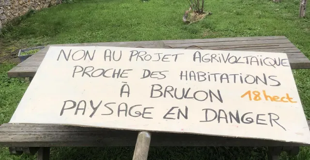 photo  l’un des panneaux réalisés par les riverains pour avertir la population du projet agrivoltaïque sur la commune de brûlon qui doit s’étendre sur 18 ha.  &copy;  dr 