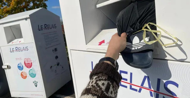 photo  la plupart des bacs de collecte de vêtements le relais sont à nouveau disponibles dans le pays fléchois, depuis le lundi 6 octobre 2025.  &copy;  le maine libre – louis gohin 