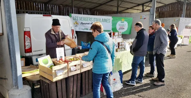 photo  un marché fermier dans un lieu chargé d’histoire aux portes du mans, mettant en lumière le savoir-faire des producteurs locaux.  &copy;  archives le maine libre 