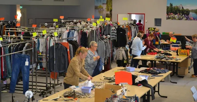 photo  plus de 150 bénévoles sont mobilisés pour cette bourse aux vêtements, et les tâches sont multiples.   &copy;  le maine libre 