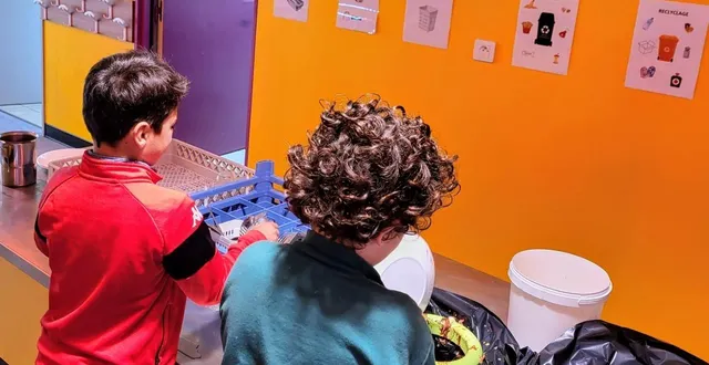 photo  les enfants participent au débarrassage de table.   &copy;  mairie de ruaudin 