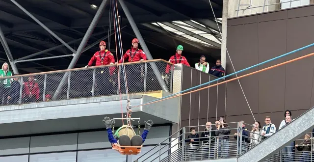 photo  pour une animation, la mascotte « pompilote » du congrès national des sapeurs-pompiers au mans a été brancardée sur cordes par l’équipe sarthoise du smp (secours en milieu périlleux).  &copy;  ouest-france 