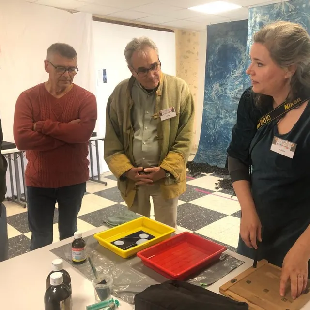 photo invitée d’honneur des chemins en couleur à malicorne, brenda hoffman propose un atelier de démonstration d’anciens procédés photographiques, comme le cyanotype.  ©  ouest-france