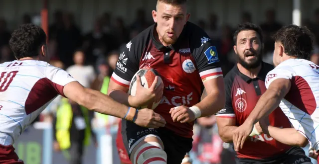 photo  stephan le roux, auteur du 3e essai niortais, et les avants n’ont fait qu’une bouchée de leurs homologues berjalliens.  &copy;  co - marie delage 
