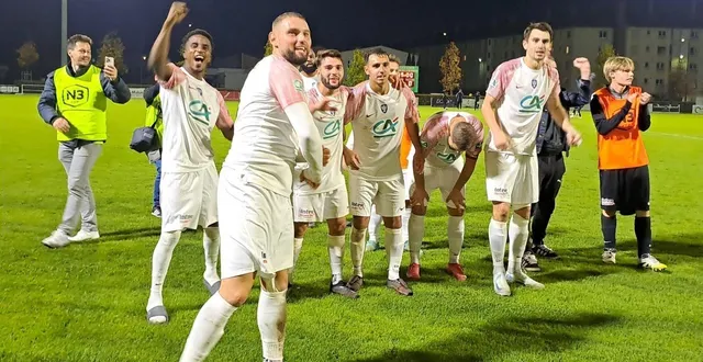 photo  hakim el hamdaoui et les alençonnais ont célébré avec leurs supporters cette qualification pour le 6e tour de la coupe de france, ce sameid 11 octobre 2025.  &copy;  nathalie douley 