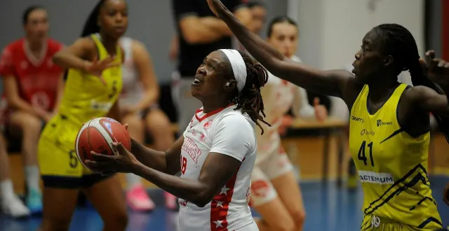 photo  minata fofana et les chauraisiennes n’y arrivent pas.  &copy;  co - christophe bernard 