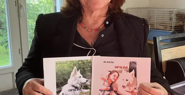 photo  jo inzani présentant les deux tomes d’« opaline ».  &copy;  co 