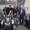 photo  avant le départ, de gauche à droite, laurent (side-car), le président du moto-club, vincent charbonnier, le président de soleil afelt et olivier (side-car). 