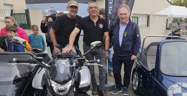 photo  avant le départ, de gauche à droite, laurent (side-car), le président du moto-club, vincent charbonnier, le président de soleil afelt et olivier (side-car).  &copy;  co 