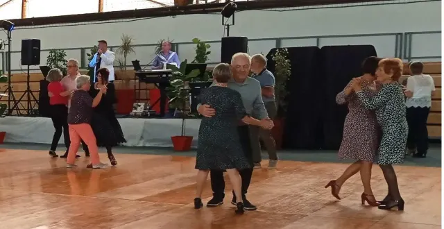 photo  les aînés étaient nombreux à rejoindre la piste de danse.  &copy;  co 