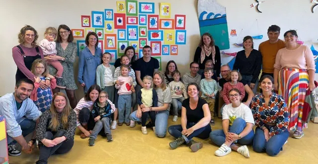 photo  de nombreuses familles, ici avec les animateurs, ont participé à la première séance des petits bonheurs samedi 4 octobre.  &copy;  co 