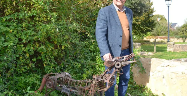 photo  jean-louis lemarié, maire d’asnières et président des petites cités de caractère, devant une œuvre de cédric doré.  &copy;  le maine libre 