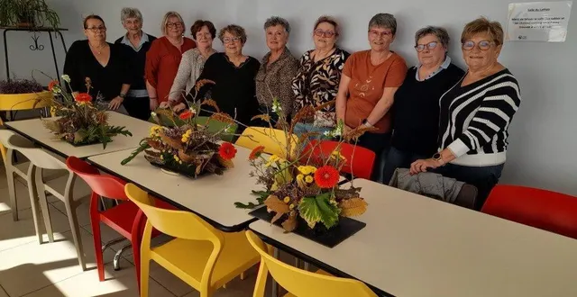 photo  vendredi 10 octobre, odette schoubert, la présidence (à droite) a accompagné les inscrits à l’atelier floral avec comme thème retenu pour ce cours par isabelle-thiabaud-avezardl.  &copy;  co 