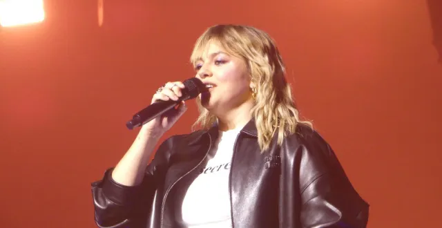 photo  devant près de 2 800 personnes, louane a offert un show sans temps mort.  &copy;  le maine libre 