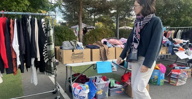 photo  dimanche 5 octobre, le vide-grenier au centre commercial atoll de beaucouzé a attiré plusieurs milliers de personnes.  &copy;  ouest-france 