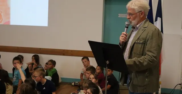 photo  lors de son allocution, le maire maurice vavasseur n’a pas manqué d’impliquer les enfants dans l’hommage à robert badinter.  &copy;  le maine libre 