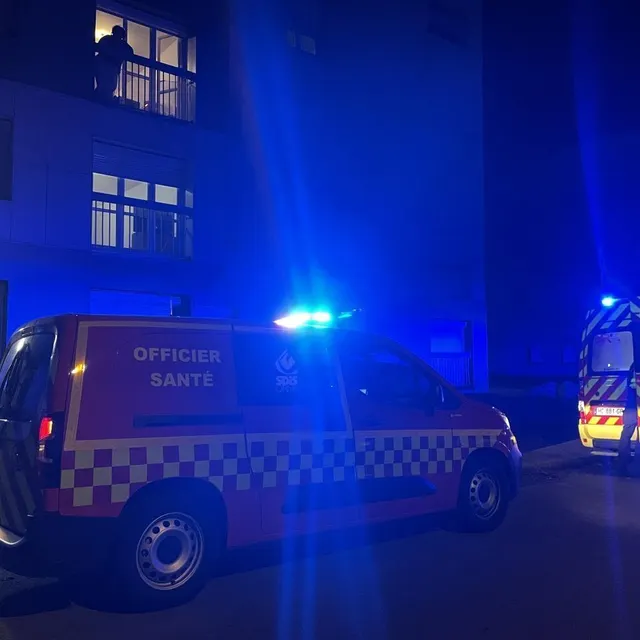 photo avant d’être évacuées, les trois personnes qui ont inhalé de la fumée ont été prises en charge devant l’immeuble du 29, rue anatole france.  ©  ouest-france