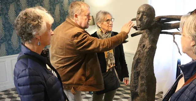 photo  dans la magnifique maison d’arondel, yann giraud expose tableaux et sculptures d’une grande puissance, comme ce bronze de marc petit. des œuvres venues de la galerie artistic red dot.  &copy;  ouest-france 