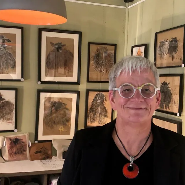 photo place de la république, katrin ehlers a cessé son activité de restauration pour se consacrer intégralement à l’art. ce week-end, elle expose notamment des dessins au pastel et à la craie autour du thème du mouton.  ©  ouest-france