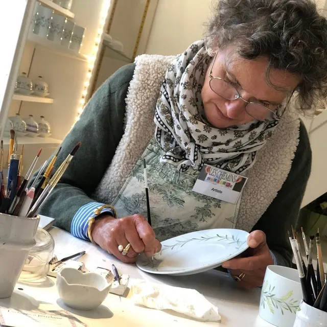 photo laurence mazerat dans son atelier de malicorne, en pleine réalisation de peinture sur porcelaine.  ©  ouest-france