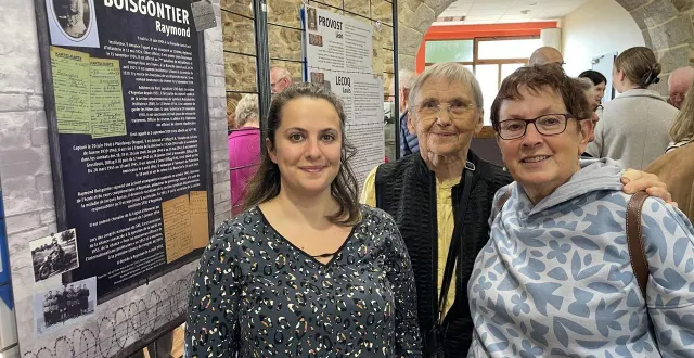 photo  devant le panneau consacré à raymond boisgontier, sa fille nicole delarue née boisgontier, est entourée de louise (à gauche) et dominique malfilâtre, arrière-petite fille et petite-fille de raymond.  &copy;  ouest-france 