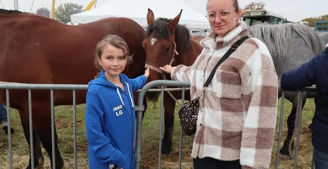 photo  lola et ludivine, de la ferté-macé (orne) viennent tous les ans à la foire saint-denis.  &copy;  ouest-france 
