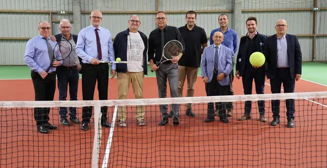 photo  inauguration du nouveau terrain de tennis intérieur.  &copy;  remis par le service communication 