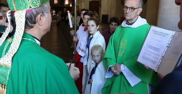 photo  dimanche 12 octobre, à l’église de précigné. le père marie-benoît lors de la remise symbolique des clés officialisant sa nomination comme curé de la paroisse regroupant les communes de précigné, louailles et vion.  &copy;  ouest-france 