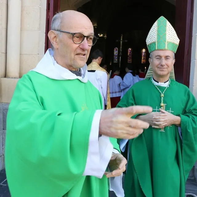 photo dimanche 12 octobre, à l’église de précigné. le père marie-benoît, curé de la paroisse de précigné et mgr jean-pierre vuillemin, évêque du mans.  ©  ouest-france