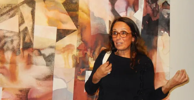 photo  l’artiste peintre carole benzaken devant son tableau « tu extrairas du cuivre » au musée des beaux-arts de tessé, pour l’exposition « rien de nouveau sous le soleil », jusqu’au18 janvier 2026.  &copy;  ouest-france 