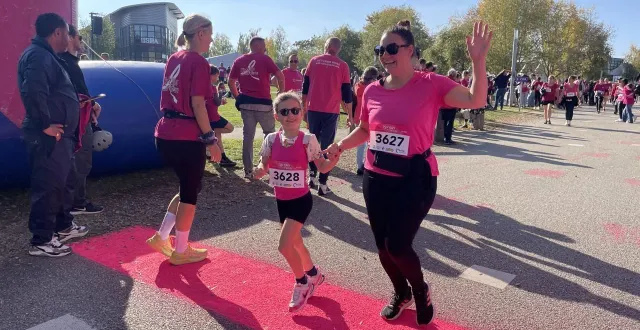 photo  ninon, 7 ans, et sa maman mégane, ont couru « pour mamie, tatie et toutes les autres qui ont eu un cancer du sein ».  &copy;  ouest-france 