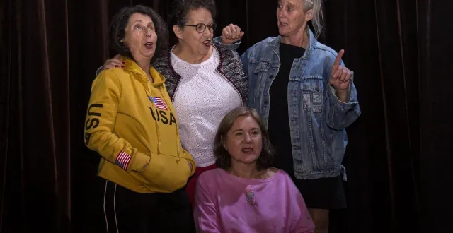 photo  les quatre actrices de la cerise sur le tréteau, de gauche à droite : jeanne-marie côme, véronique côme, catherine pelé, devant : eve blanchard.  &copy;  michel métivier 