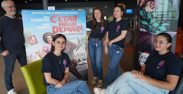 photo  cédric hervouët, le directeur du cinéville les ponts-de-cé (à gauche) et une partie de l’équipe du cinéma dans le hall de cinéville.  &copy;  ouest-france 