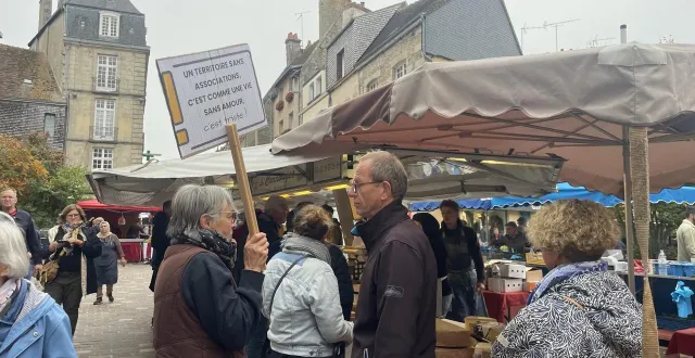 photo  le rassemblement en même temps que le marché hebdomadaire sur la place de la magdeleine était pensé pour sensibiliser la population.  &copy;  ouest-france 
