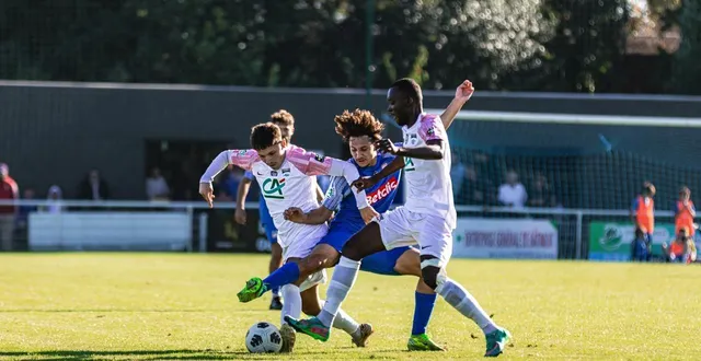 photo  marius guillou (beaucouzé, en bleu), au milieu des deux pornicais antoine mercier et guychardin goma nzoussi.  &copy;  léonard verdu 