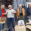 photo devant la mairie, hervé qui apporte des lunettes usagées, eugène brabant, alain juillard et yves le pape, bénévoles du lions club pour la collecte de lunettes.