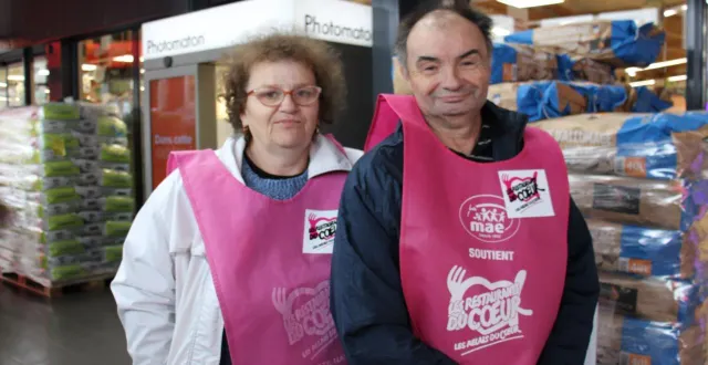 photo  isabelle et dominique ont tenu un poste vendredi après-midi au magasin carrefour market et se sont également mobilisés le lendemain.  &copy;  ouest-france 